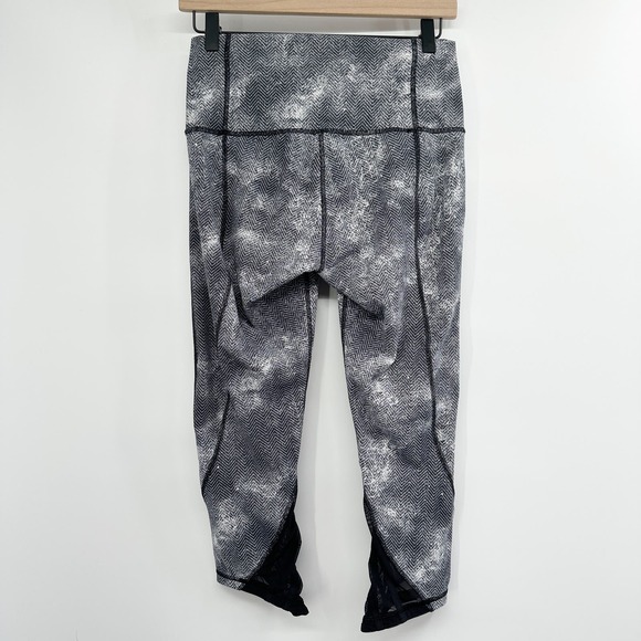 Lululemon Essential Rhythm Crop (Full-On Luxtreme) in White Black Size 8 - Picture 3 of 11